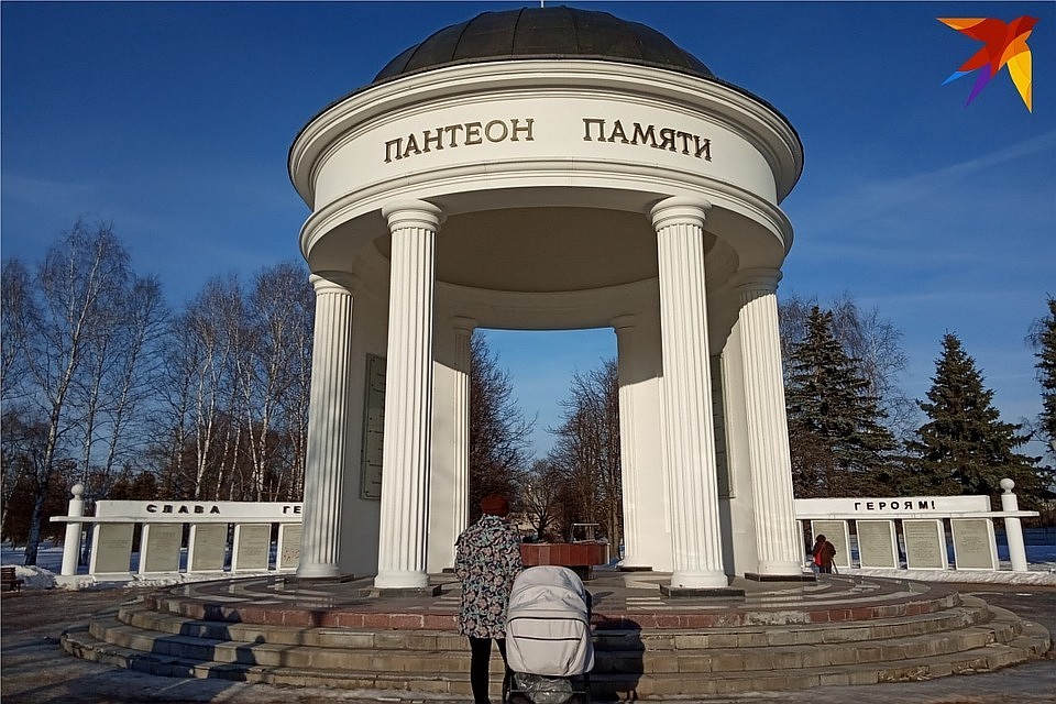 Вода размыла плитку на пьедестале