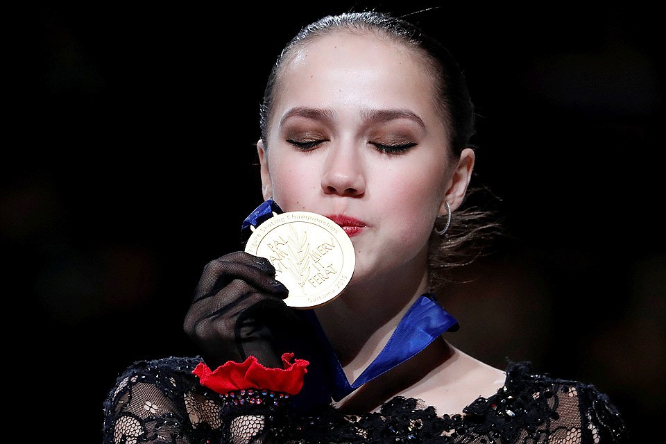 Алина Загитова целует долгожданное "золото".