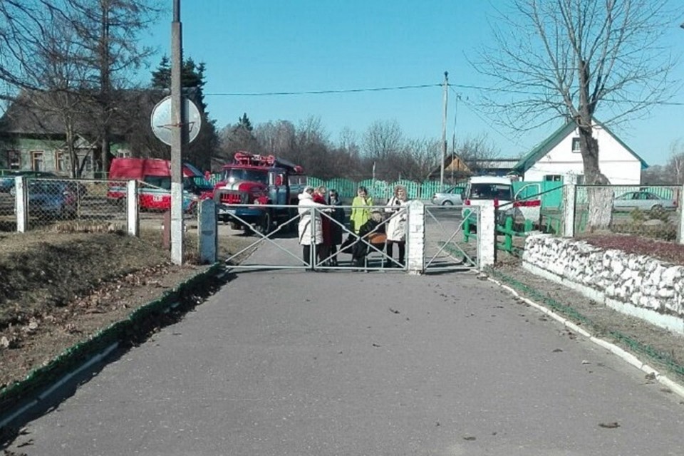 Неизвестный сообщил, что средняя школа в агрогородке Лошница заминирована. Фото: УВД Миноблисполкома.
