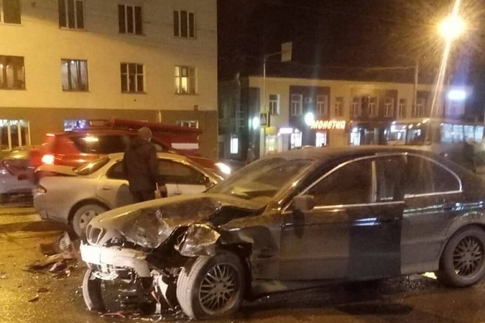 Четыре человека пострадали в тройном ДТП в Новокузнецке. Фото: vk.com, "ДТП Новокузнецка"