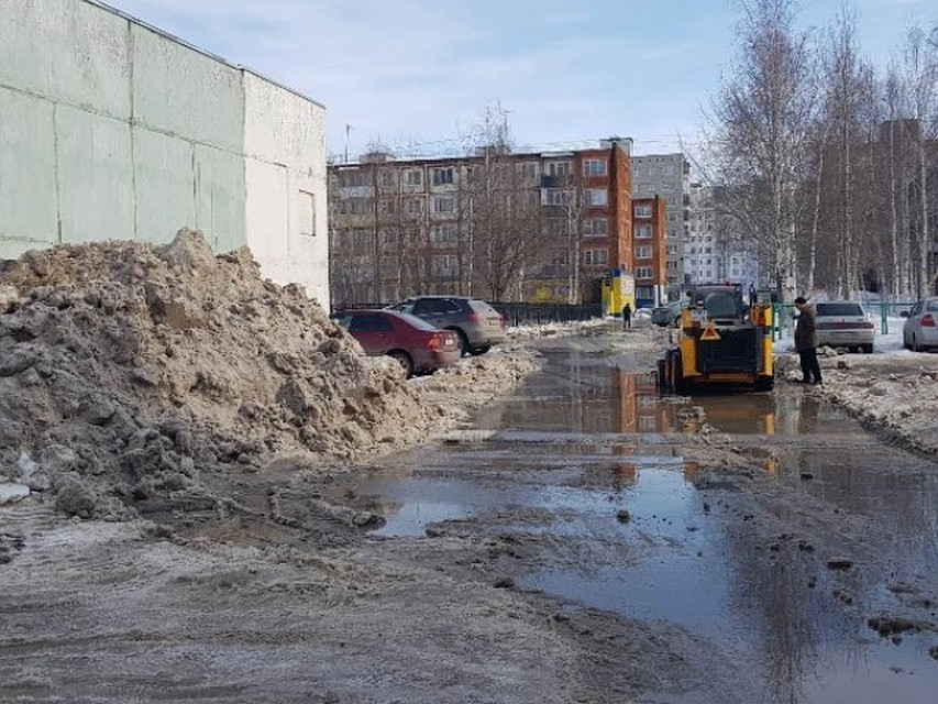 В микрорайонах Нижневартовска работает снегоуборочная техника. Фото с сайта администрации города Нижневартовск