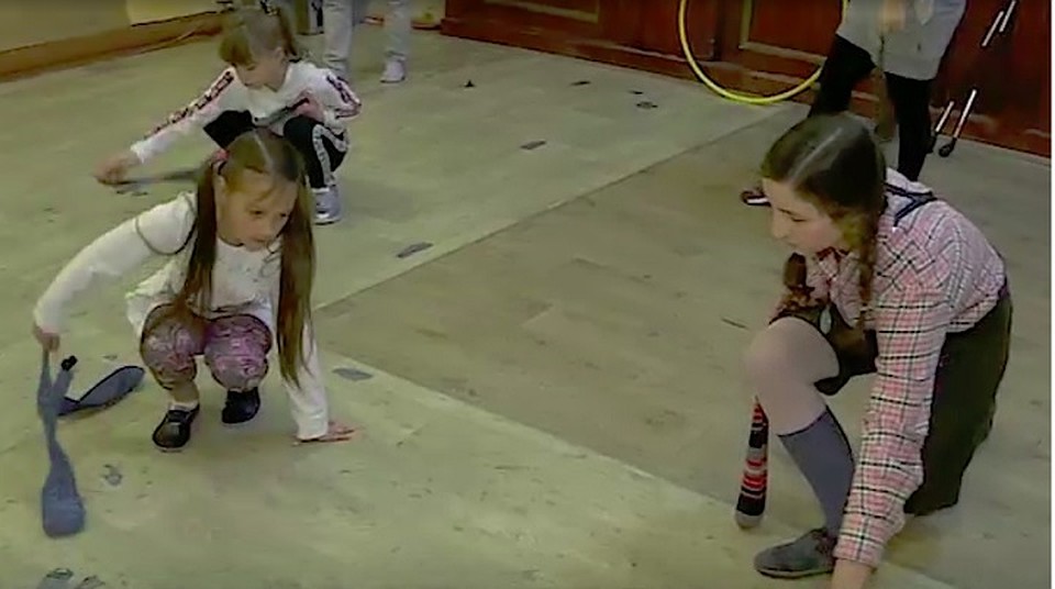 Новичков пока учат обращаться с реквизитом без огня. Фото: скриншот из видео