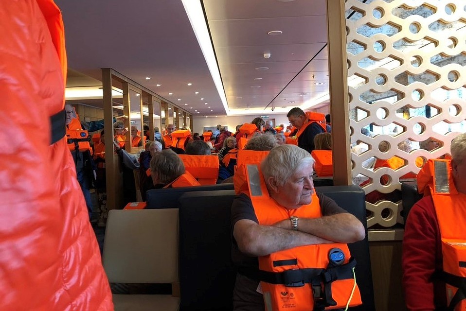 Пассажиры круизного лайнера Viking Sky терпеливо ждут своей очереди эвакуироваться