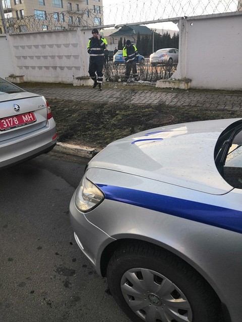 Пьяный минчанин протаранил на машине сначала бордюр, а потом еще и бетонный забор.