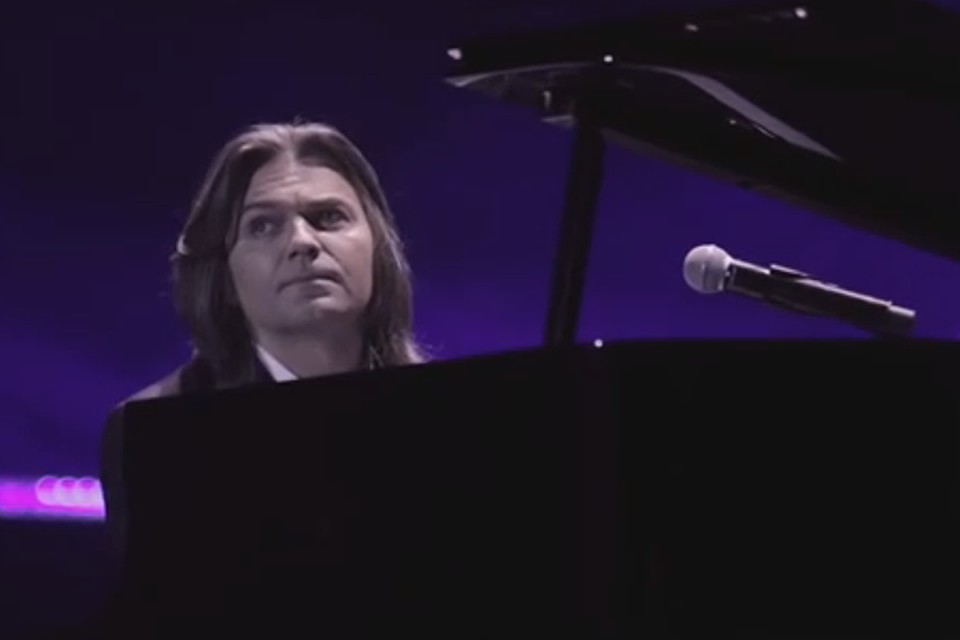 Дмитрий Маликов посвятил композицию погибшим в "Зимней вишне" Кадр: YouTube