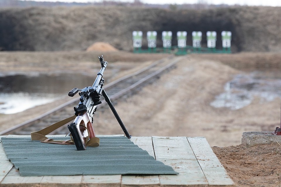 Практически целый день чиновники провели на полигоне 76-ой дивизии.