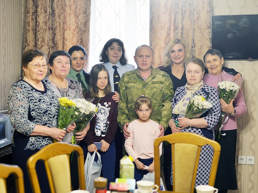 Мамы и вдовы погибших сотрудников долго беседовали за чаем, вспоминали интересные случаи из жизни молодых милиционеров.