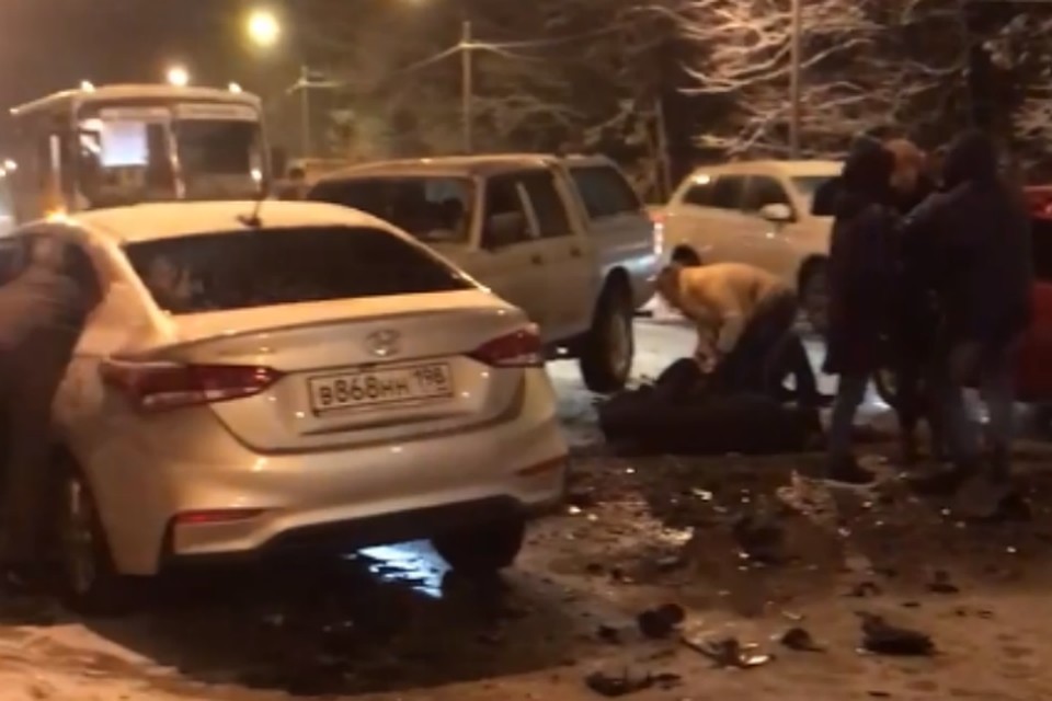 Серьезное ДТП произошло на Выборгском шоссе в Петербурге. Фото: скриншот видео.