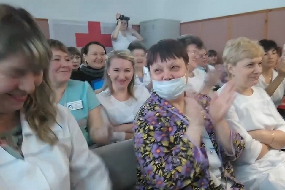 Врачи, услышав размеры зарплат, стали смеяться и хлопать в ладоши