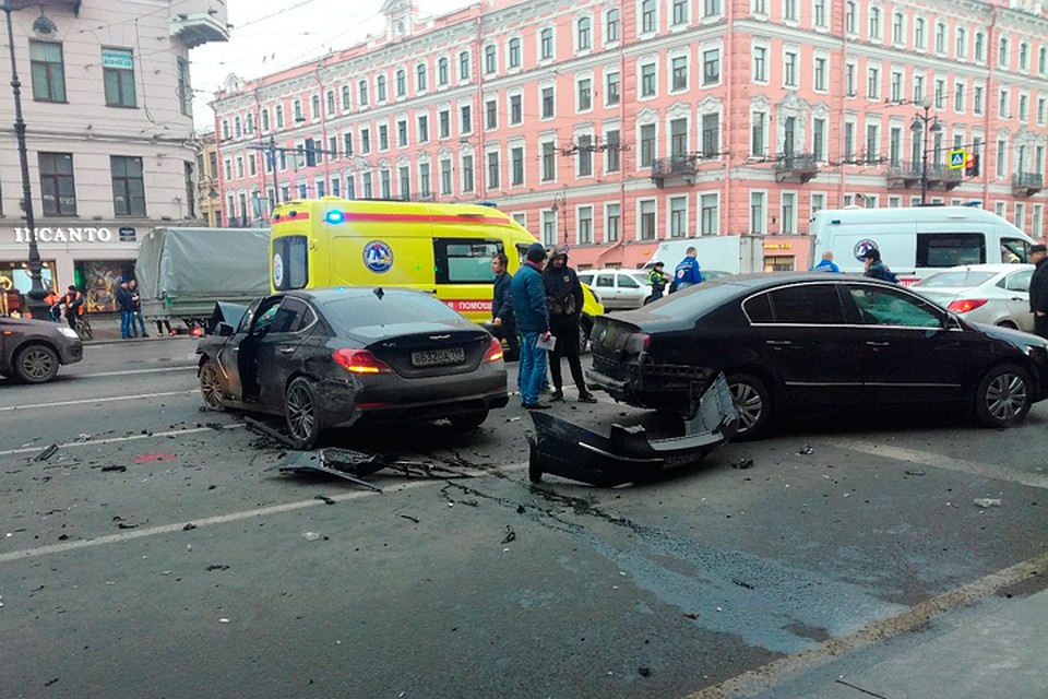 По факту ДТП на Невском в Петербурге возбуждено уголовное дело. Фото: vk.com/spb_today