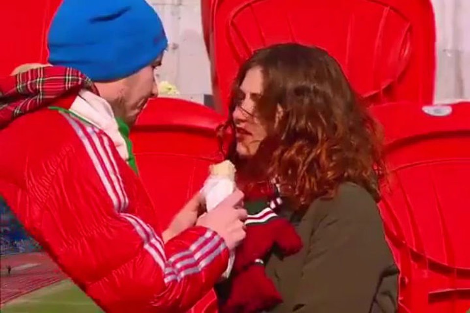 Зрители матча уверены - это любовь! Фото: стоп-кадр с видео
