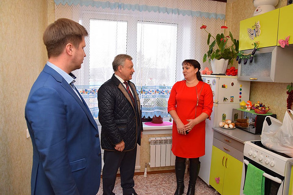 Сергей Серебренников разговаривает с новоселами в поселке Бикей