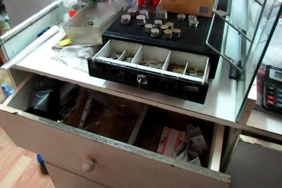 Житель Горняка обворовывал магазин через потайную дверь
