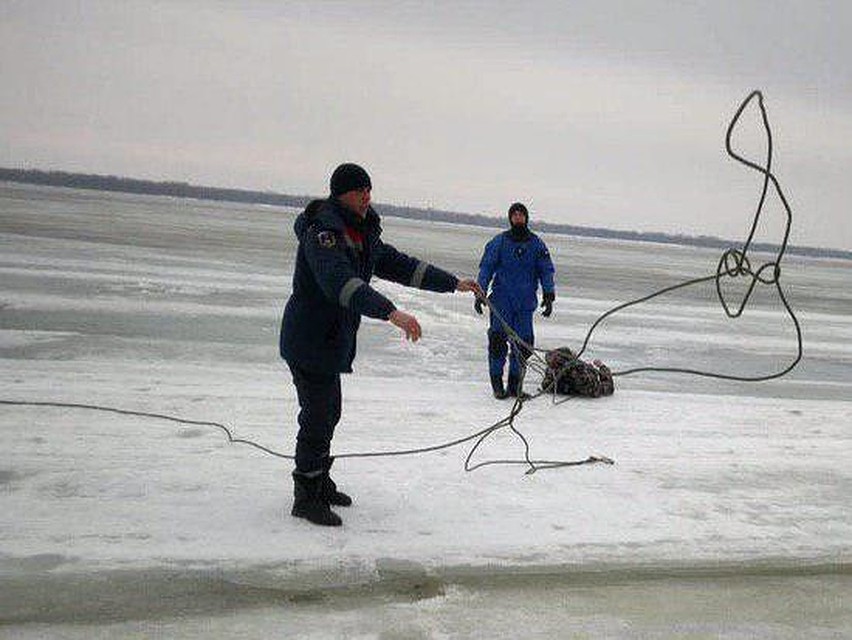 Под Саратовом водолазы вытащили тело рыбака. Фото Саратовской областной службы спасения