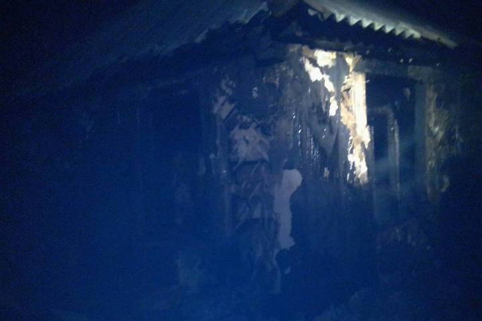 На пепелище спасатели обнаружили тело 43-летнего мужчины