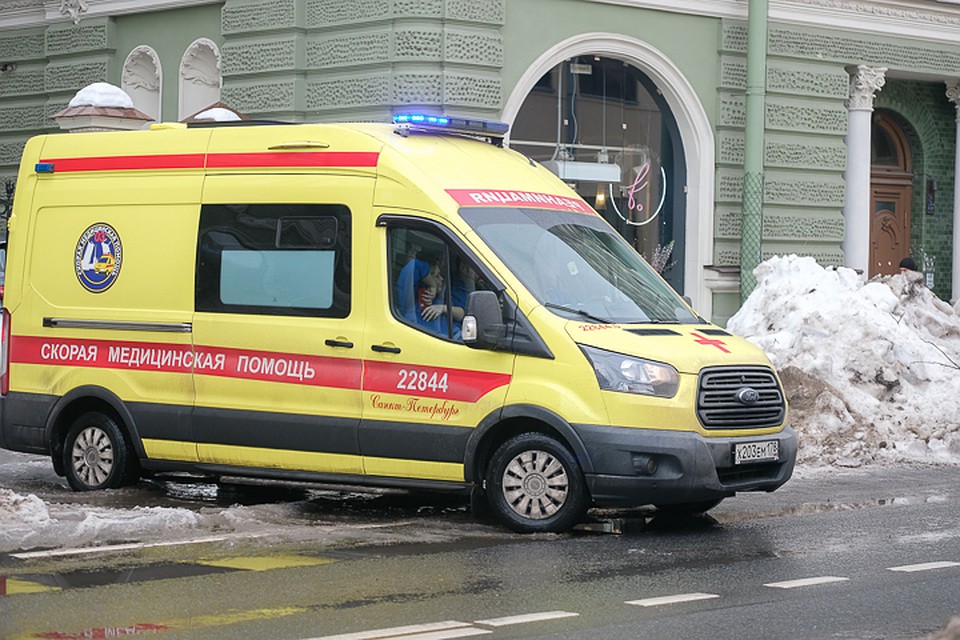 Во Фрунзенском районе Петербурга женщина на машине сбила пешехода и врезалась в дом