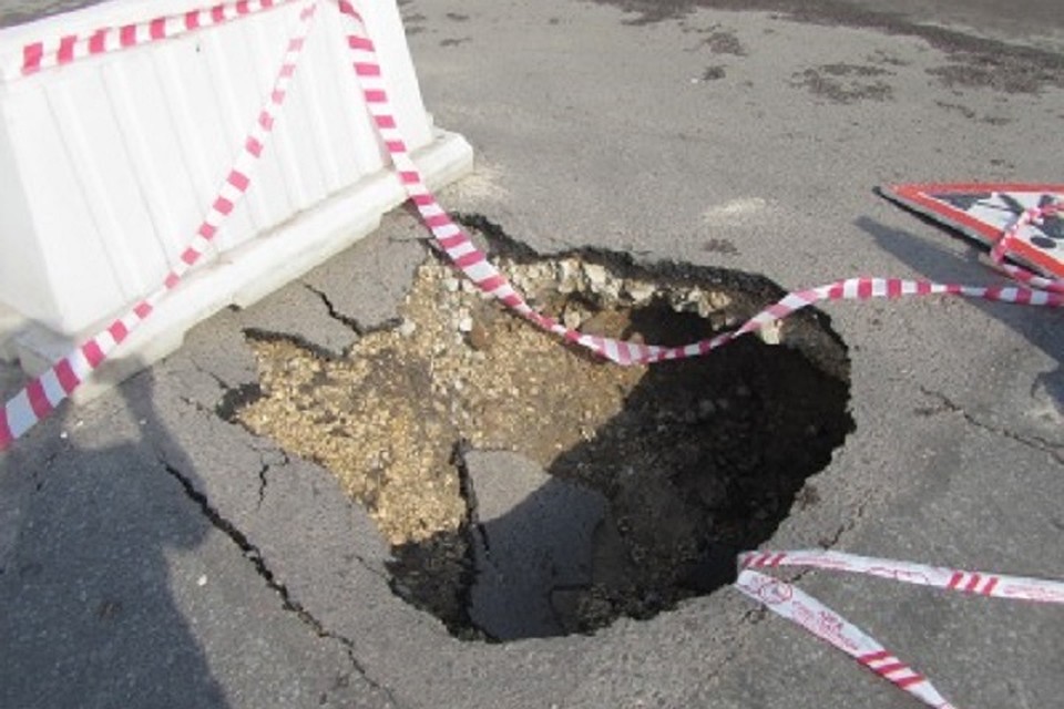 Объехать яму водитель не смог.