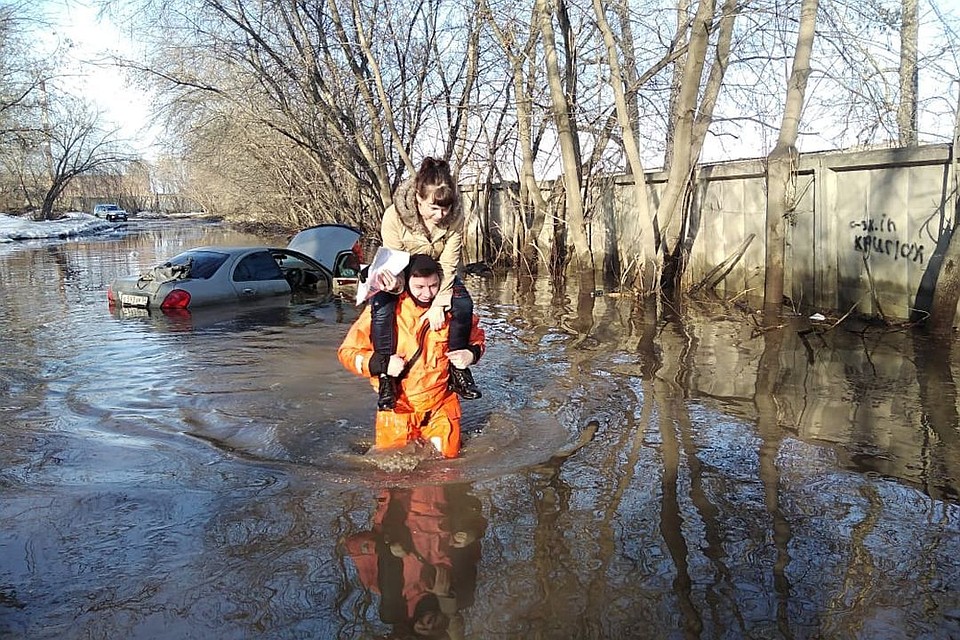 Спасателю пришлось посадить девушку себе на плечи. ФОТО: МЧС.