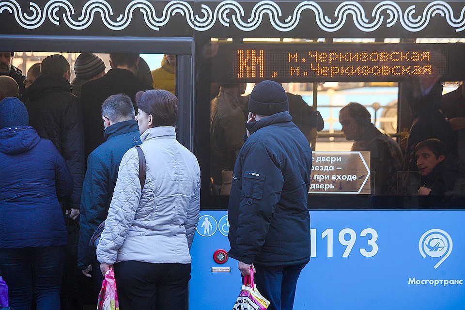 Работа бесплатных автобусных маршрутов в связи с временным закрытием участка Сокольнической линии метро. Фото Сергея Ведяшкина / АГН Москва