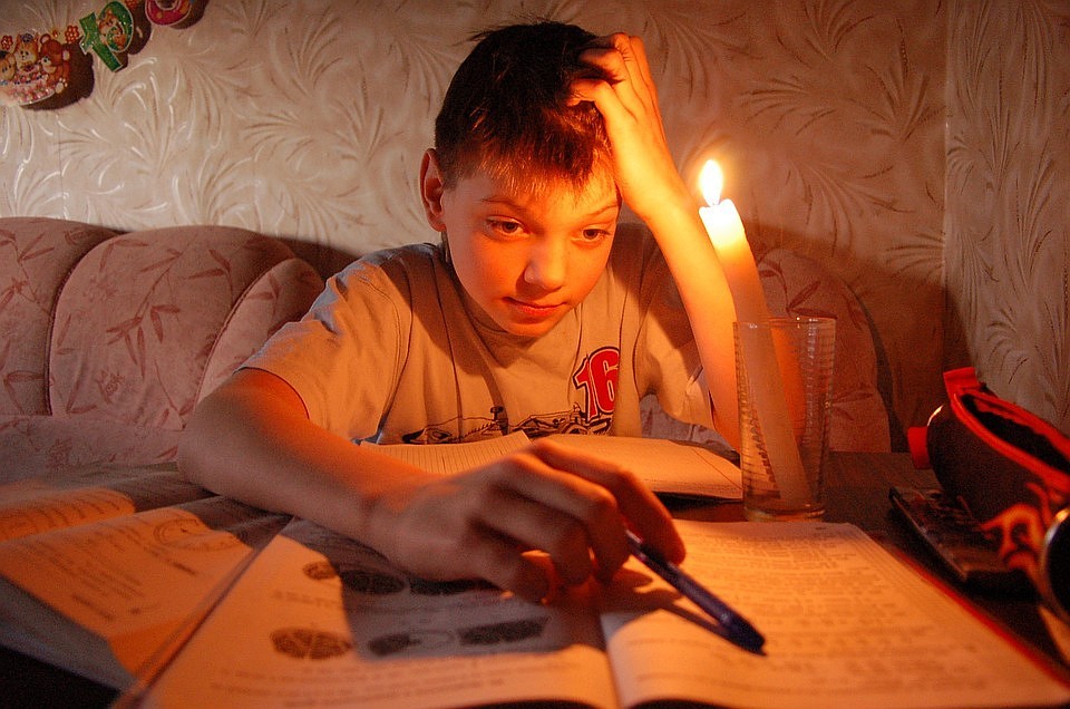 Школьники, не успевшие приготовить уроки, будут вынуждены делать это при свечах.