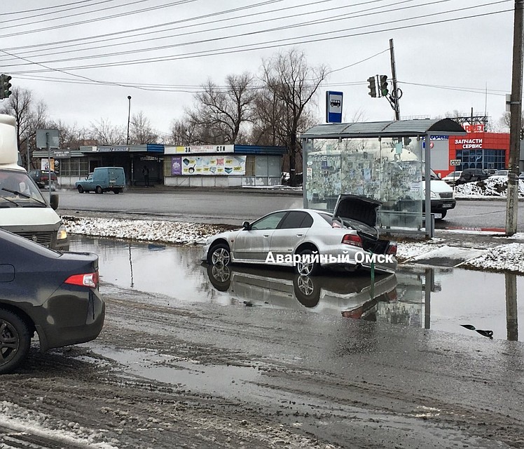 В Омске машина провалилась в ливневку