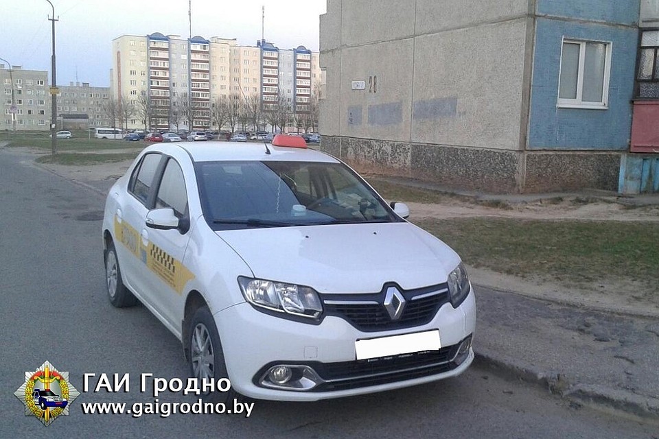 Пешеход думала, что такси остановится, но машина ее сбила. Фото: ГАИ Гродно.