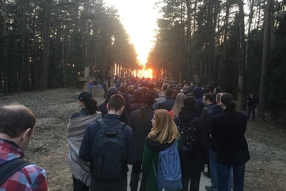 Люди прошли в Куропатах «крестным ходом». Фото: Алексей Янукевич.