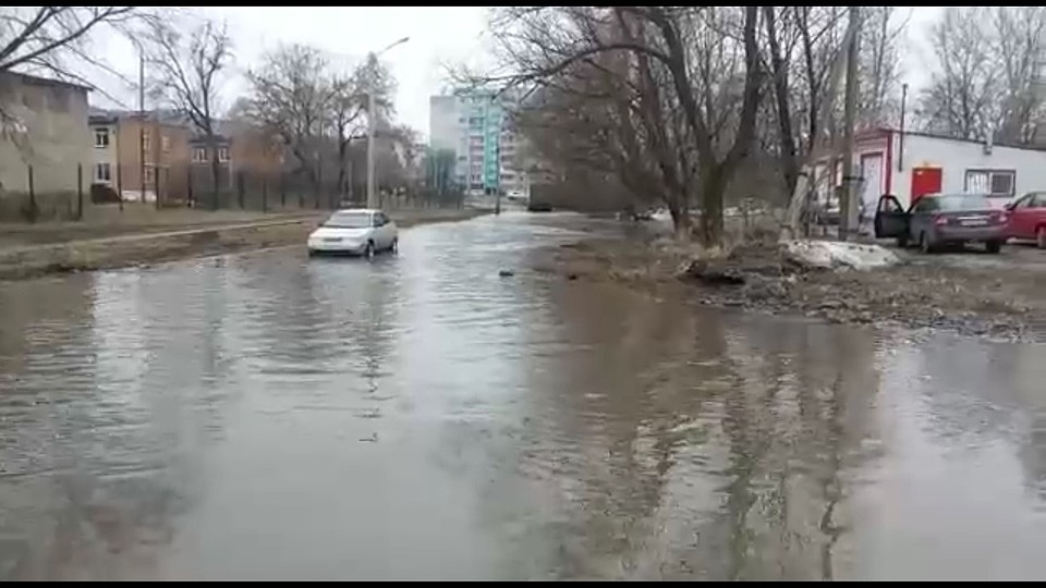 Огромная лужа отрезала людям путь в школу и детский сад. Фото: группа "Гражданский патруль" vc.com