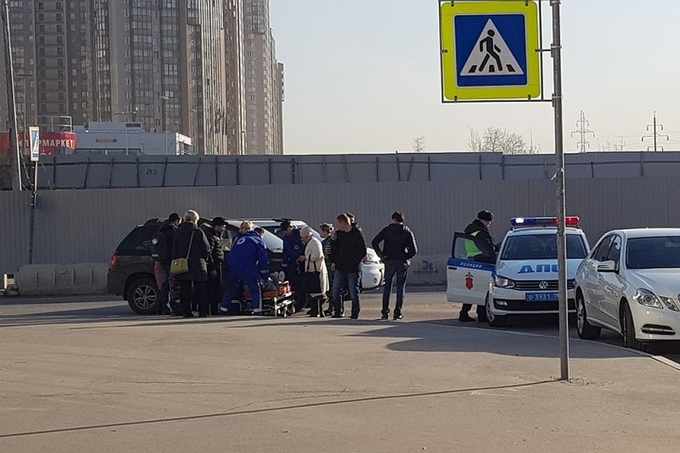 На перекрестке Комендантского и Шуваловского проспектов сбили девушку. Фото: vk.com/spb_today