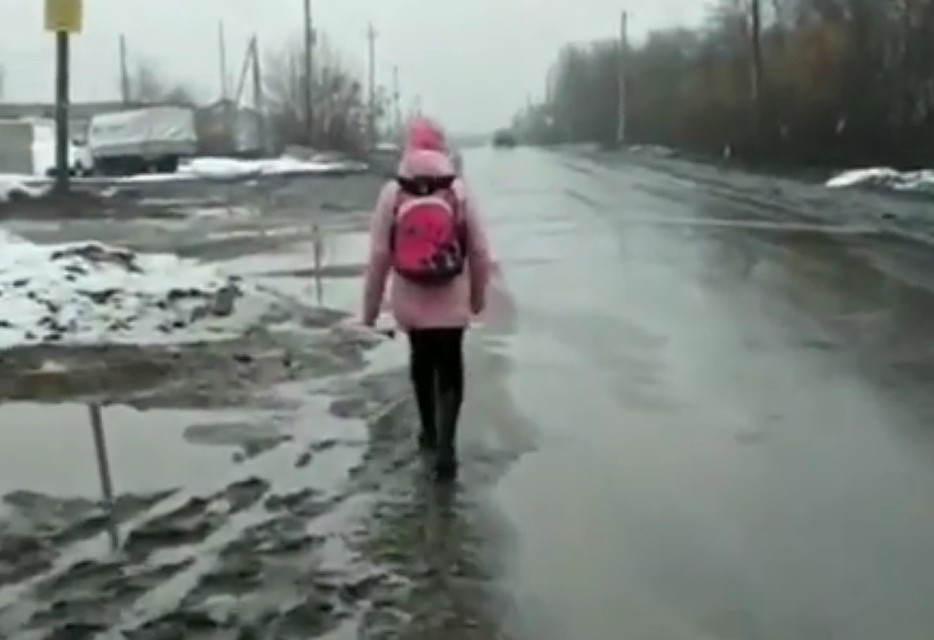 Жители Юбилейного просят власть обеспечить их тротуарами и освещением