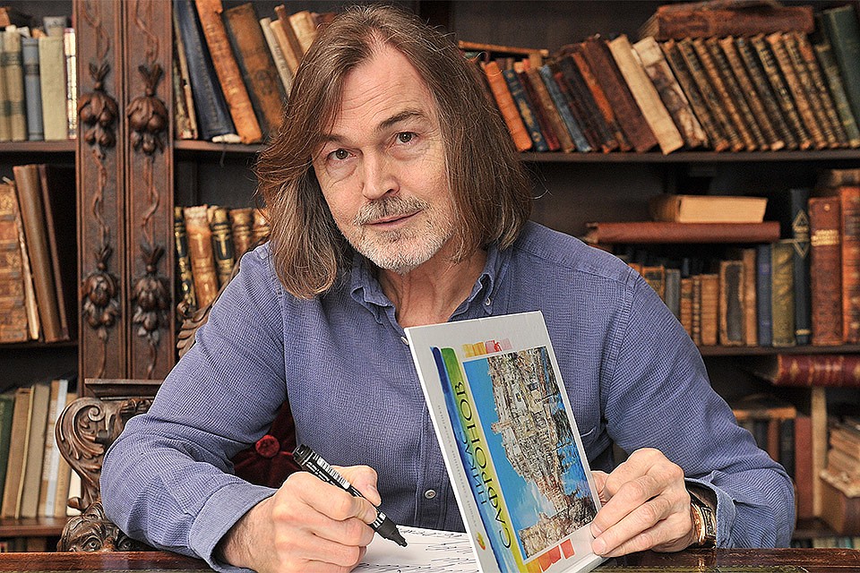 Художник Никас Сафронов у себя дома.