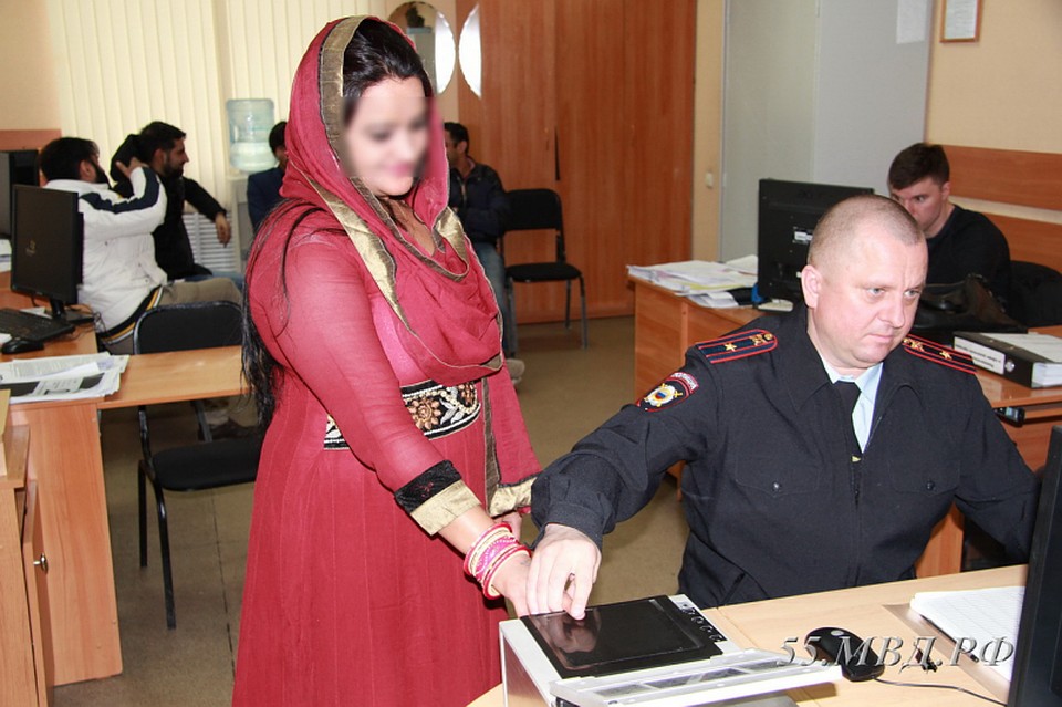 У иностранцев сняли отпечатки пальцев.
