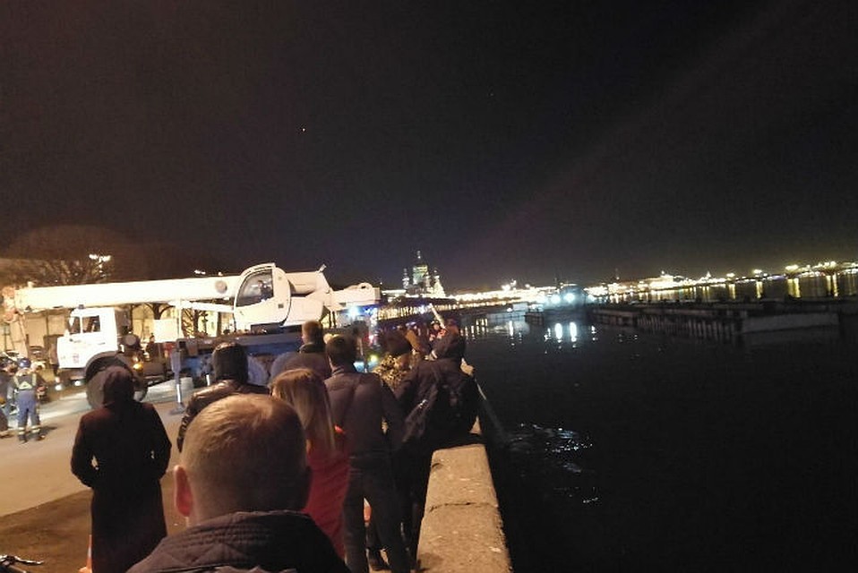 В Петербурге машина упала в Неву