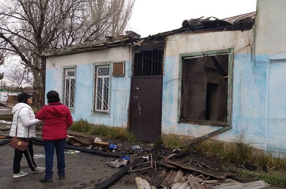 Причину пожара выясняют.