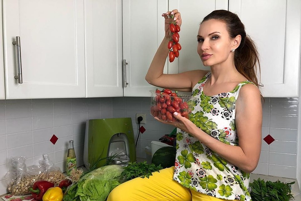 Эвелина Бледанс дает задания участникам кулинарного шоу.