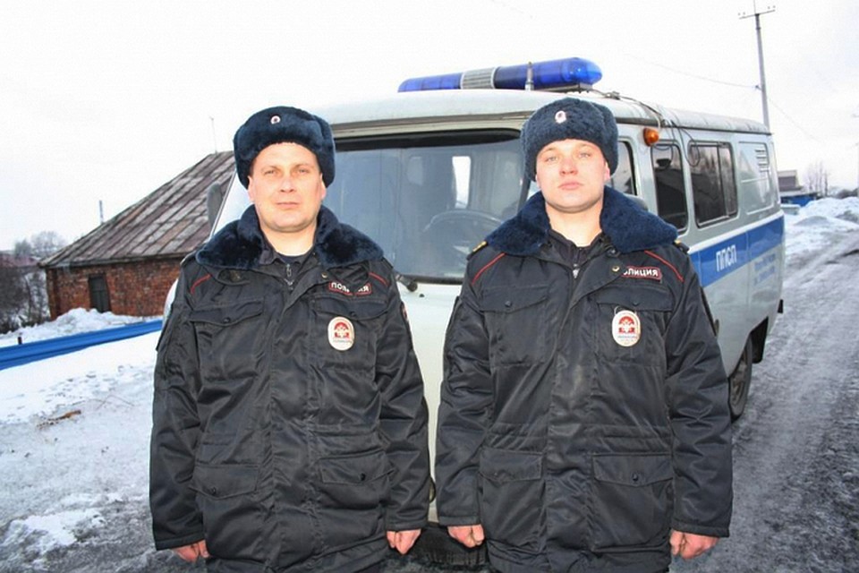 Патрульные спасли трех человек на пожаре. Фото: МВД