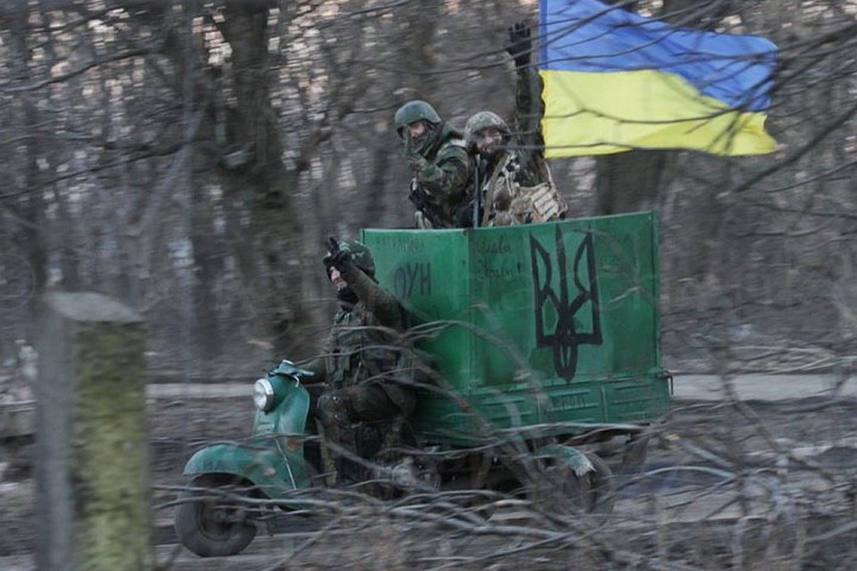 Украинские военные ведут себя в Донбассе, как немецкие оккупанты. Фото: twitter.com/sadovod1957