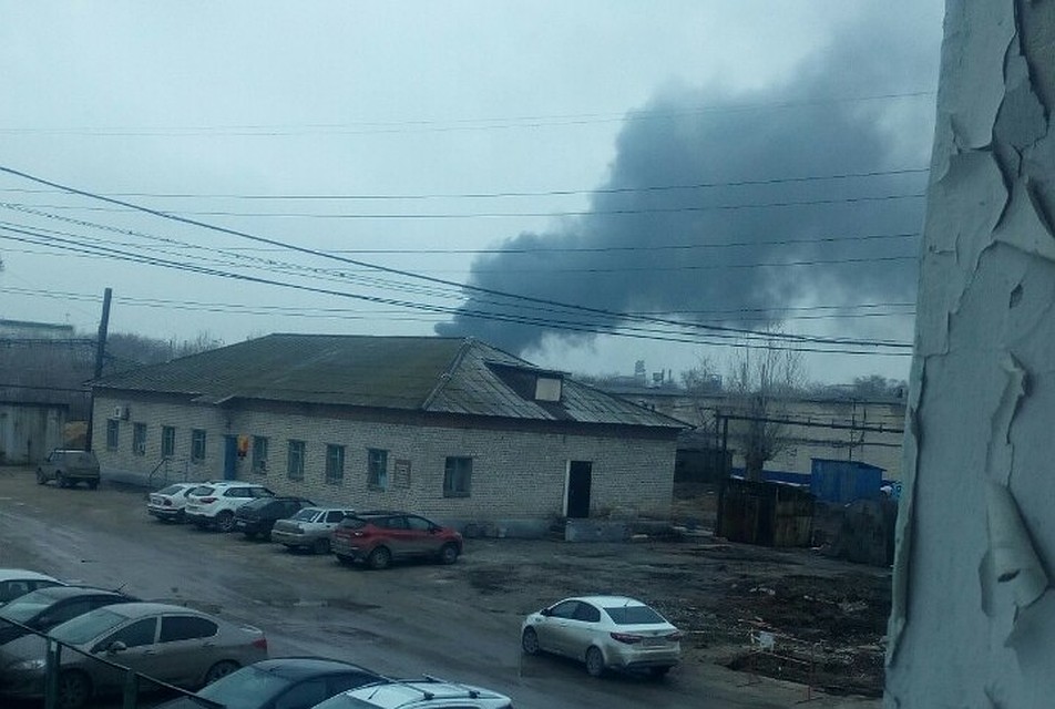 С территории НЗМП виден густой черный столб дыма