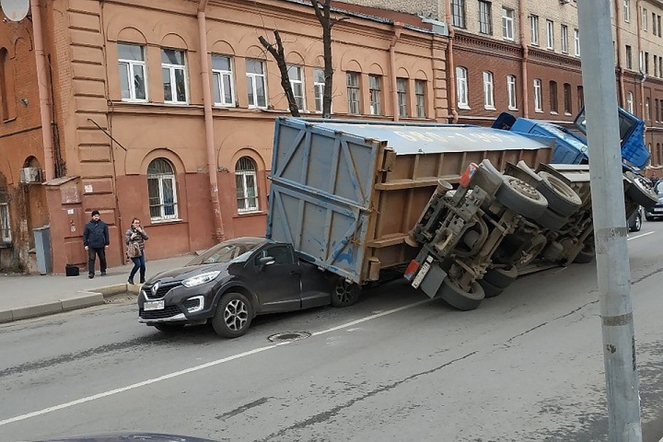 В Петербурге грузовик упал набок и раздавил две иномарки. Фото: vk.com/spb_today