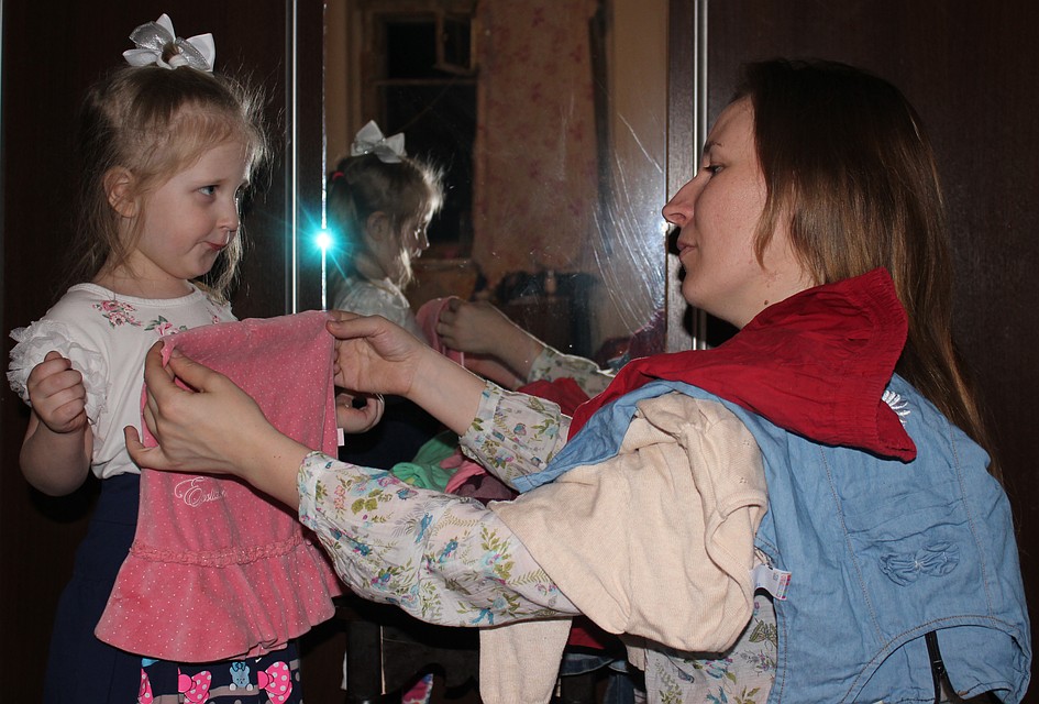 Не поленитесь разобрать свой шкаф. Возможно, там найдется ненужная одежда, которая пригодится другим. Фото: Евгения НИФОНТОВА