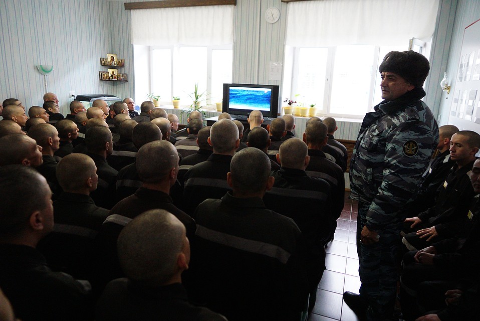 По кабельному телевидению транслируются тексты диктантов прошлых лет и онлайн-курсы правил русского языка.