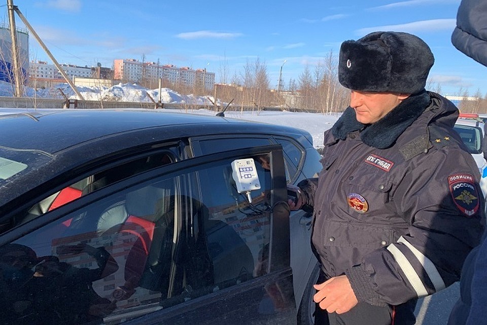 Большинство автомобилистов в Новом Уренгое добровольно рассталось с тонировкой Фото:Госавтоинспекция Ямала