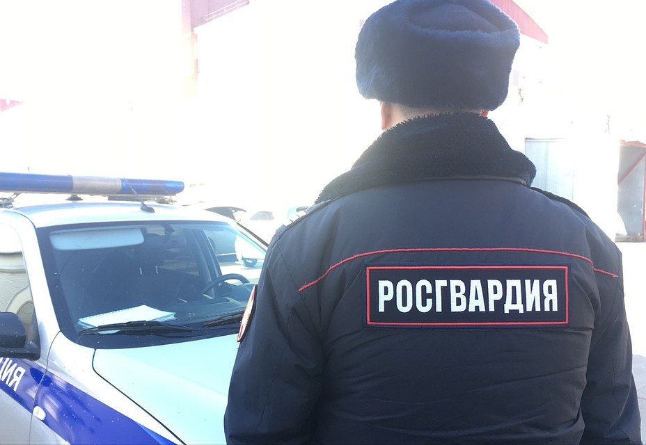 На окраине Омска поймали мужчину, искавшего на пустыре ночью закладку
