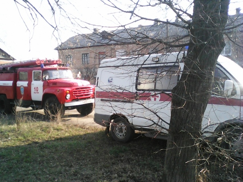 Пожарные вскрыли входную дверь и помогли медикам зайти