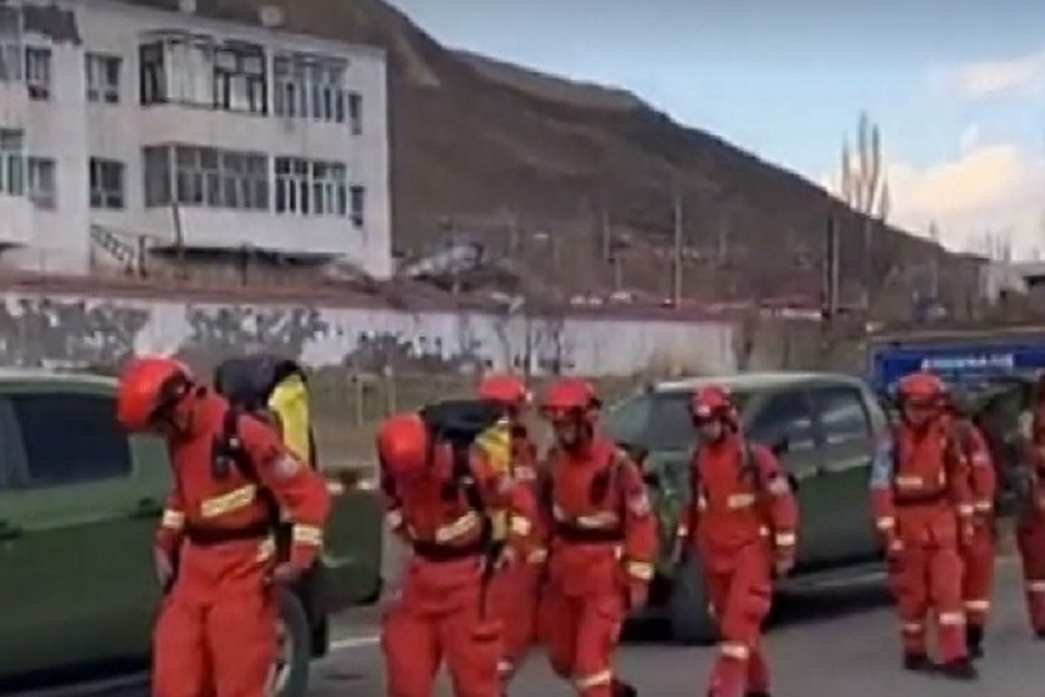 В Китае двое суток пытались спасти туристов, которые застряли в снегу. ФОТО: стоп-кадр с видео
