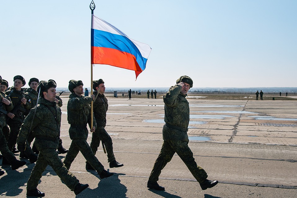 По плацу прошагали первые отряды, чеканя шаг