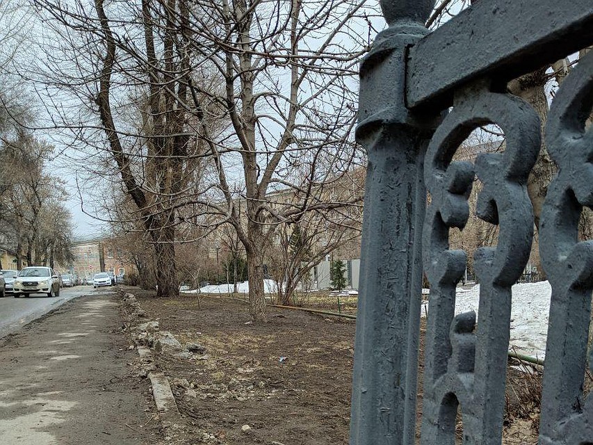 Забор вокруг сквера первой учительницы исчез в ночь на 3 апреля