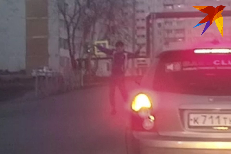 Молодой человек устроил дискотеку на проезжей части
