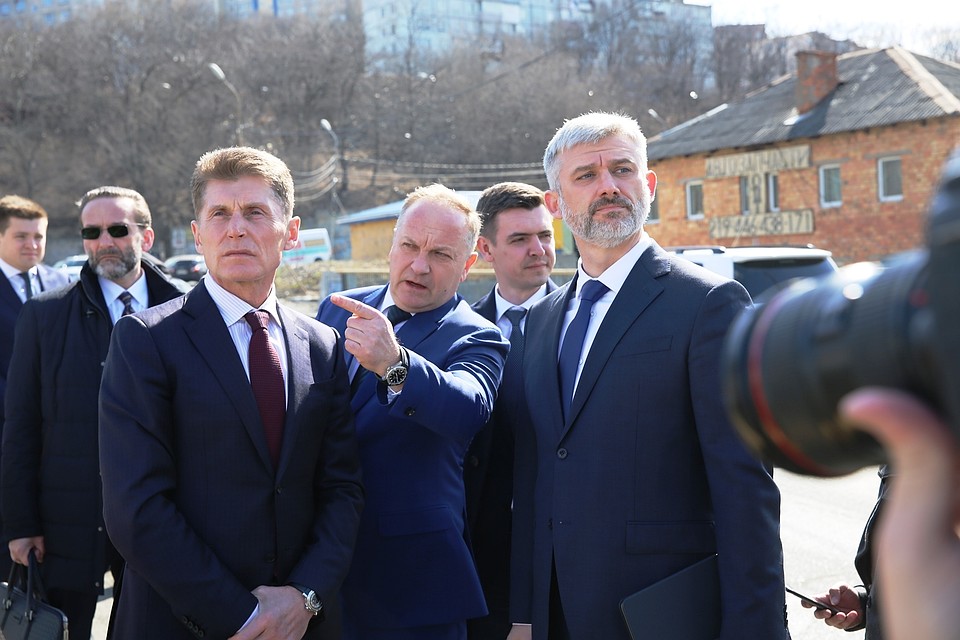 Губернатора Приморского края Олег Кожемяко, мэр Владивостока Олег Гуменюк и министр транспорта РФ Евгений Дитрих.