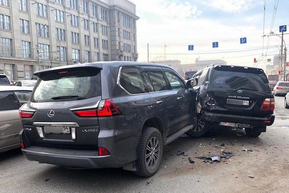 Среди столкнувшихся машин можно увидеть два внедорожника: Lexus и Toyota Land Cruiser.